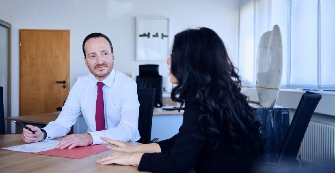 Oberbrügermeister Christoph Traub in der Bürgerbetrechstunde mit einer Frau