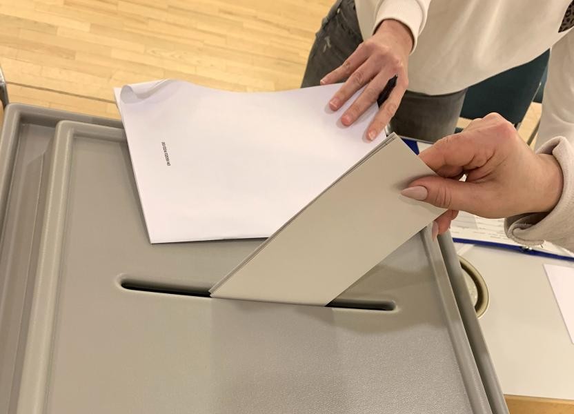 Schmuckbild Wahlzettel in Urne werfen