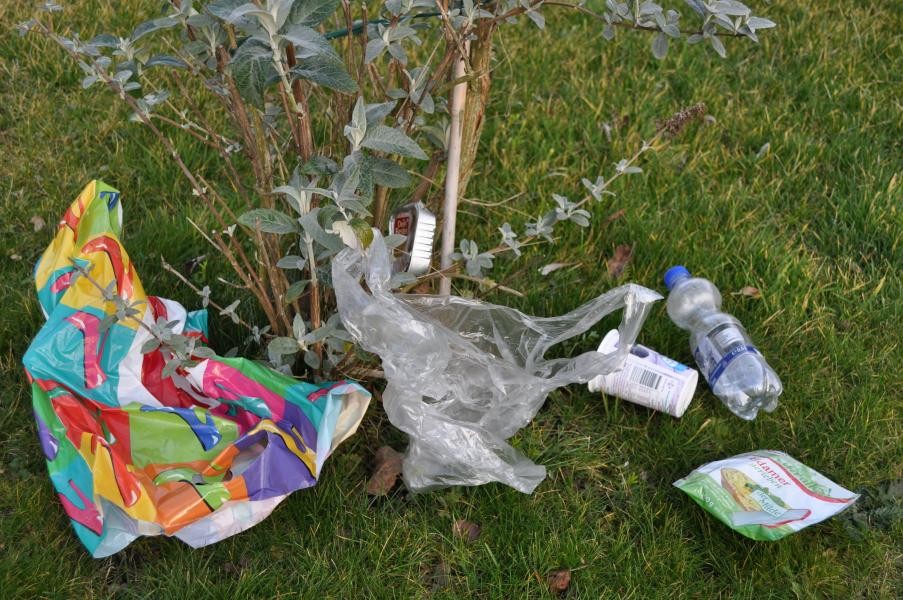 Ukraine- und Stadt-Fahnen vor dem Verwaltungsgebäude in Bernhausen 