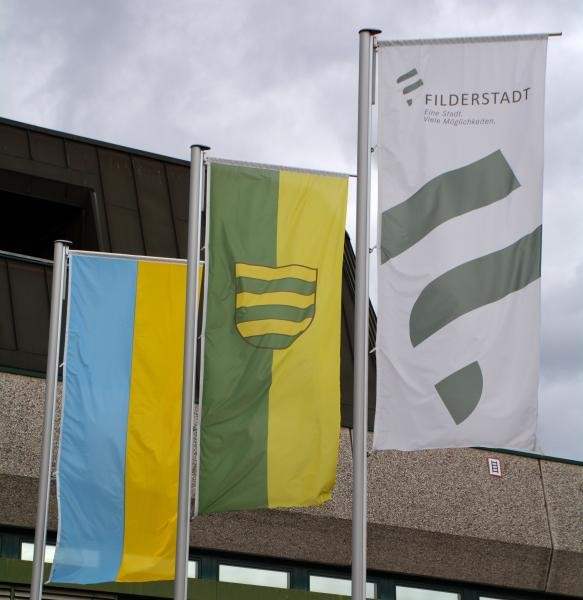 Ukraine- und Stadt-Fahnen vor dem Verwaltungsgebäude in Bernhausen 