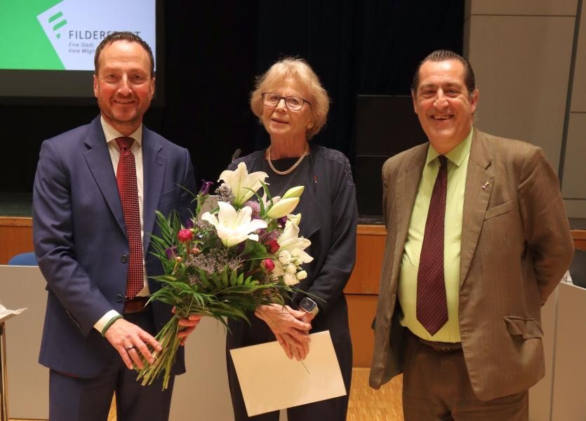 Oberbürgermeister Christoph Traub und Generalkonsul Gaël de Maisonneuve  gratulieren Christine Wagner zur Bürgermedaille