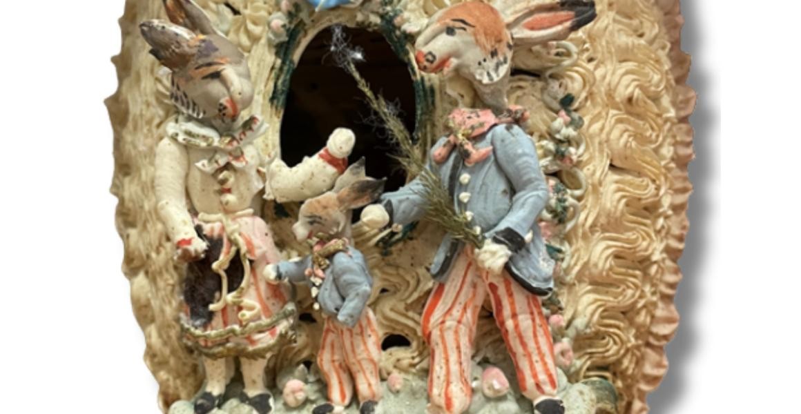Zucker-Ei aus der ehemaligen Konditorei Fritz Weißes Osterei aus Zucker, verziert mit einer figürlichen Hasenfamilie aus Zucker