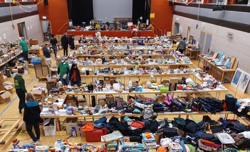 Foto: AG Warentauschtag Die vollen Tische des Warentauschtags in der Weilerhauhalle