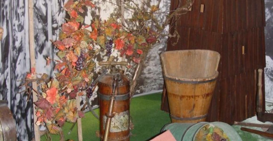 Weinbau in Bonlanden, im Vordergrund ein Modell der Kelter, im Hintergrund der alte Uhlbergturm.