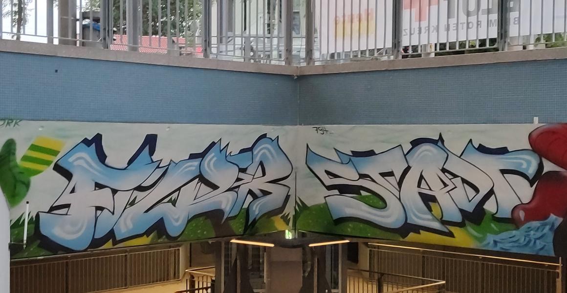 Grafitti am S-Bahn-Abgang