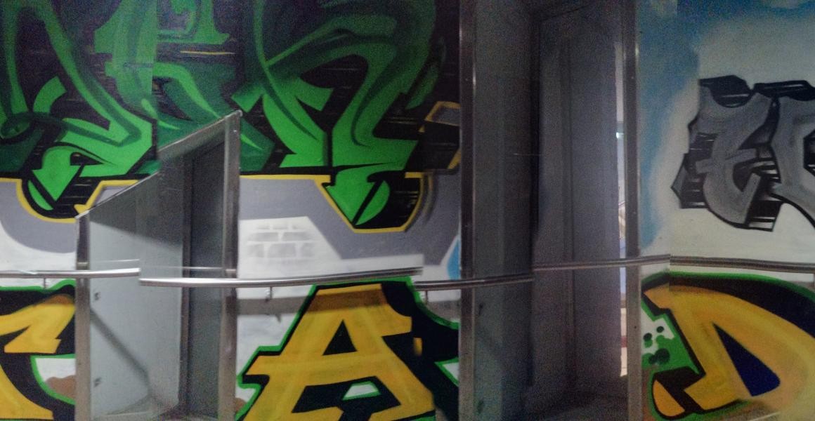 Grafitti am S-Bahn-Abgang