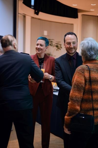 OB und seine Frau begrüßen die Gäste.