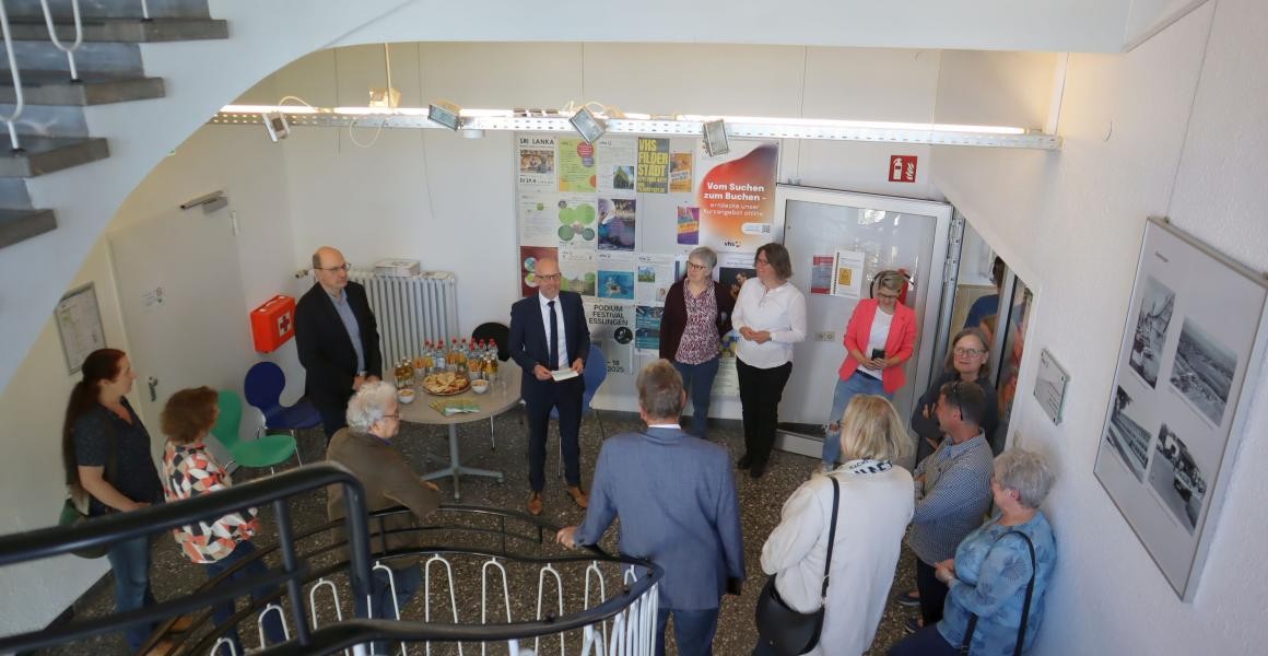 Foto: Isabell Hoff Besucher bei der Eröffnung im Treppenhaus.