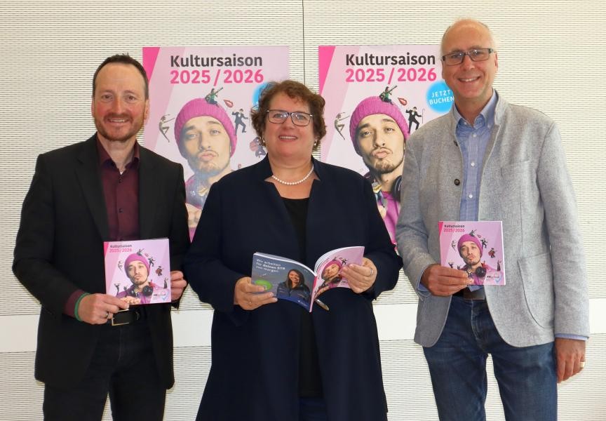Oberbürgermeister Christoph Traub, FILharmonie-Geschäftsführerin Helene Sonntag und Alexander Frey, Leiter der Abteilung Kultur, halten das neue Programm in Händen