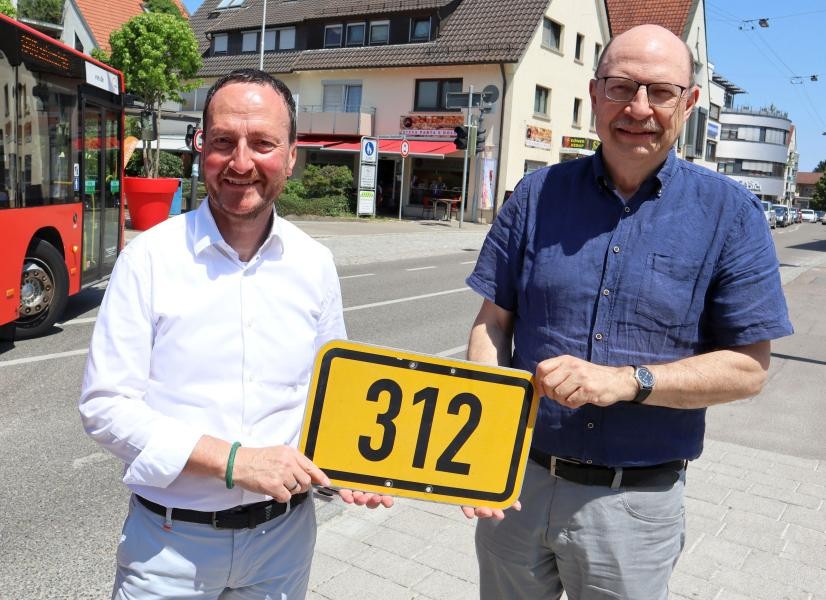 Foto: Silke Köhler OB und Stadtarchivar halten das B312-Schild hoch