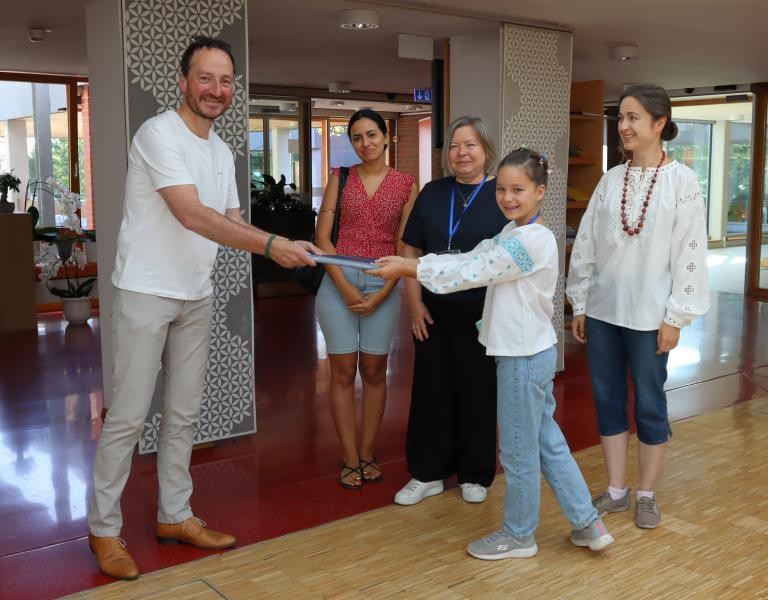 Foto: Isabell Hoff OB bekommt von Mädchen ein Bild