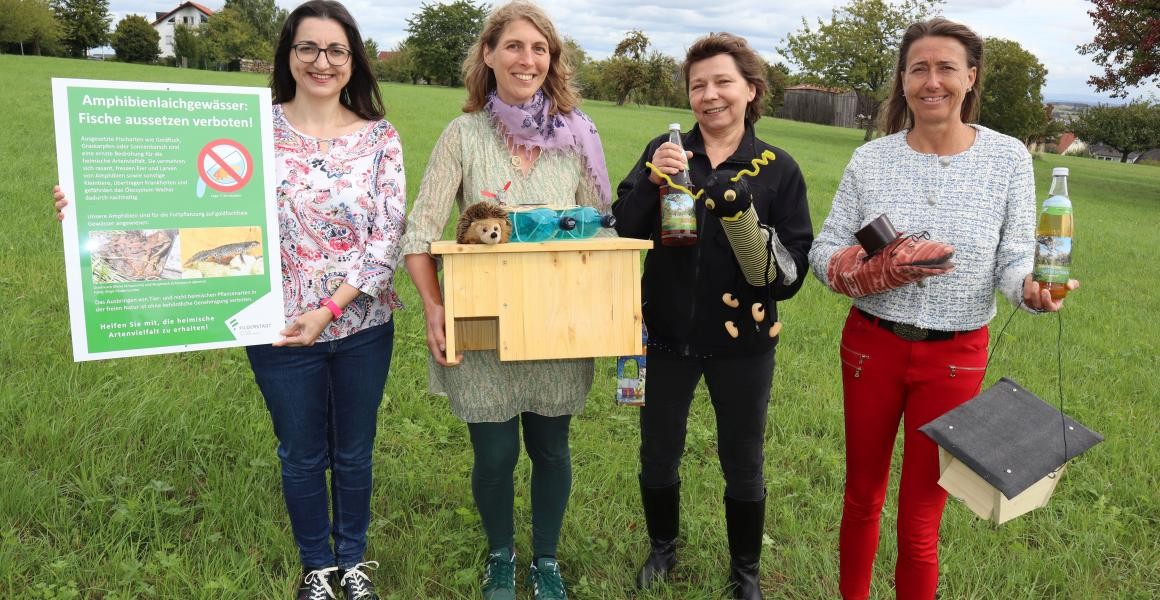Foto: Silke Köhler Die vier Damen stehen auf einer Wiese