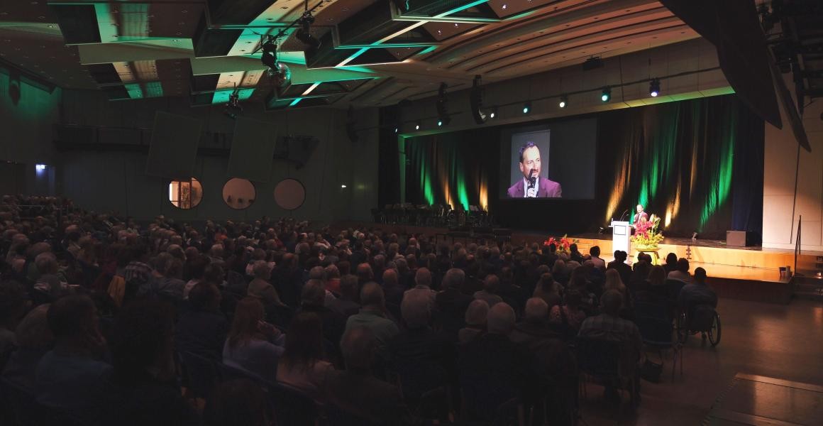 Foto: Tobias Bugala Blick in den Saal mit der Besuchermenge auf die Bühne
