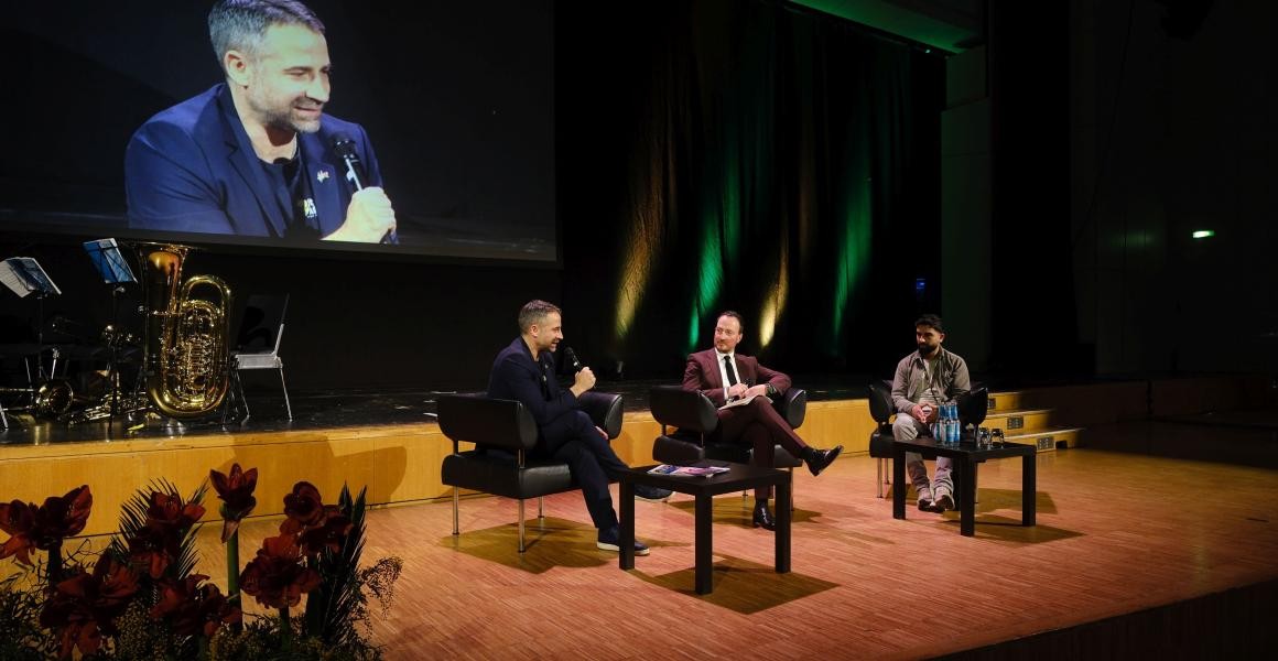 Foto: Tobias Bugala 3 Menschen auf der Bühne während einer Podiumsdiskussion
