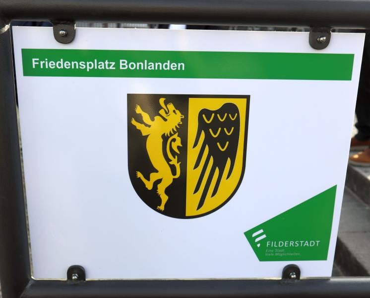 Schild mit Hinweis Friedensplatz Bonlanden
