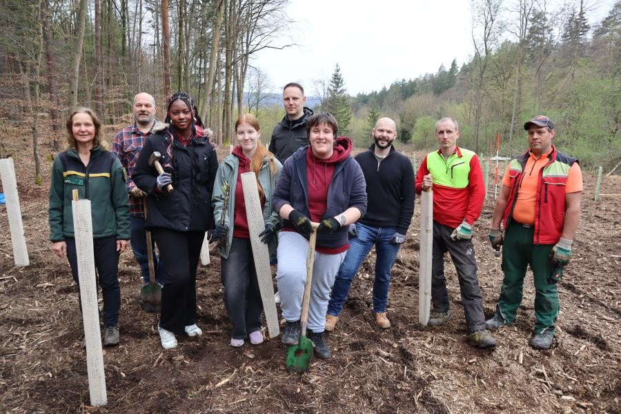 Gruppenfoto auf der bepflanzten Fläche im Wald. Auf dem Bild sind die Mitglieder des Jugendgemeinderats, Mitarbeiter der Stadtverwaltung sowie des Forstbetriebshofs