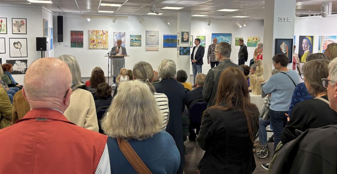 Foto: Susanne Abel Blick in die Ausstellung, Publikum von hinten, Gemälde an der Wand