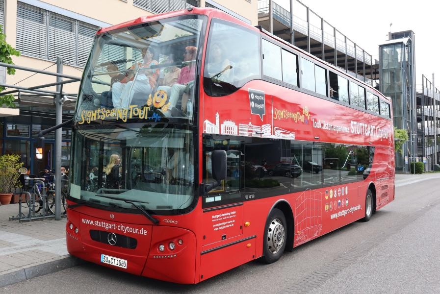 Foto: Silke Köhler Roter Sightseeing-Bus an der Haltestelle