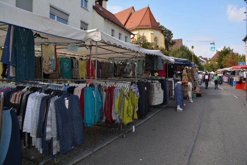 Klamottenstand auf dem Plattenhardter Krämermarkt