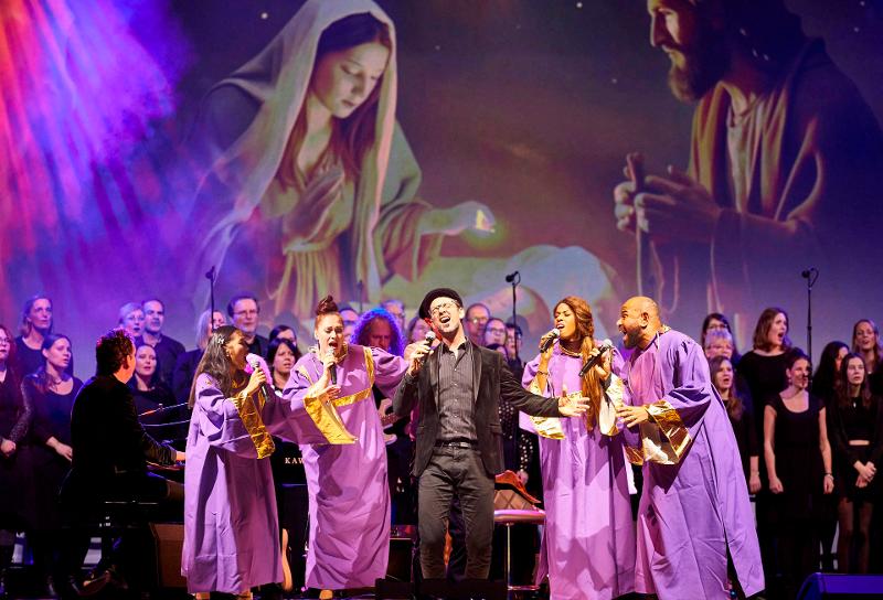 Der Chor sthet auf der Bühne und singt.