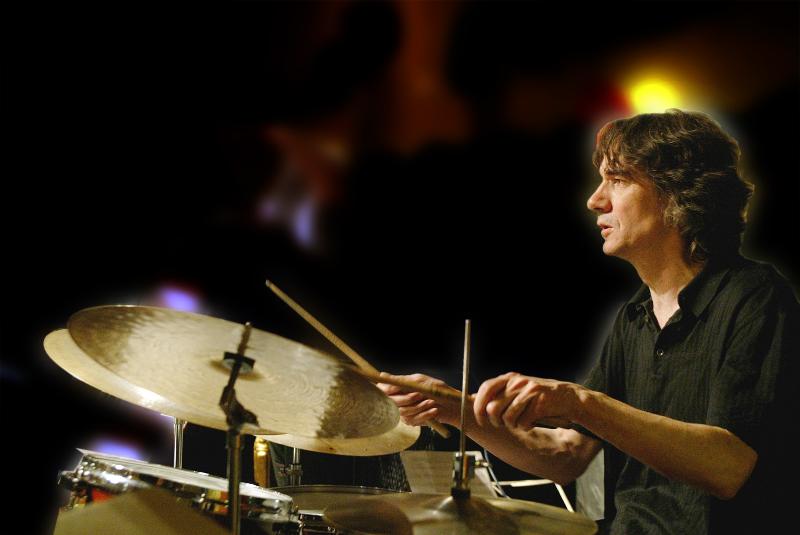 Auf dem Foto sitzt eim Schlagzeuger vor seinem Instrument