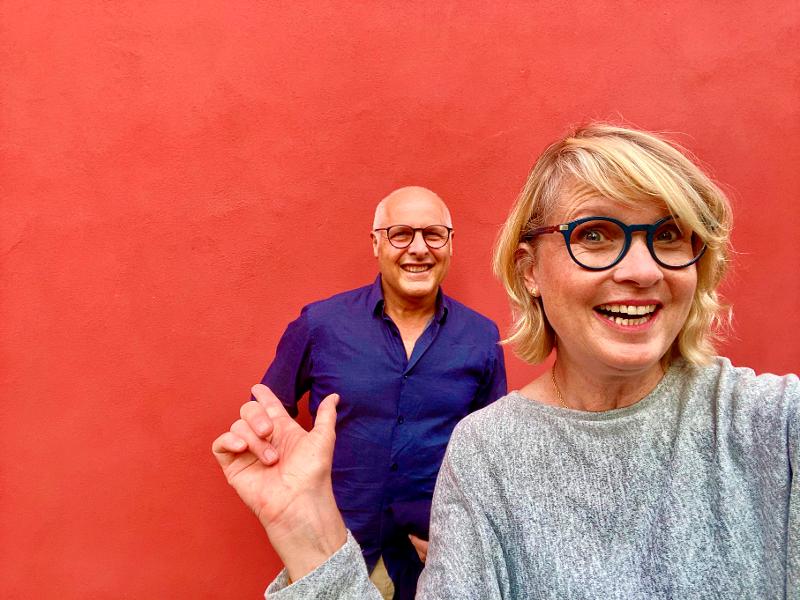 Auf dem Foto sind Sybil Schreiber und Steven Schneider zu sehen