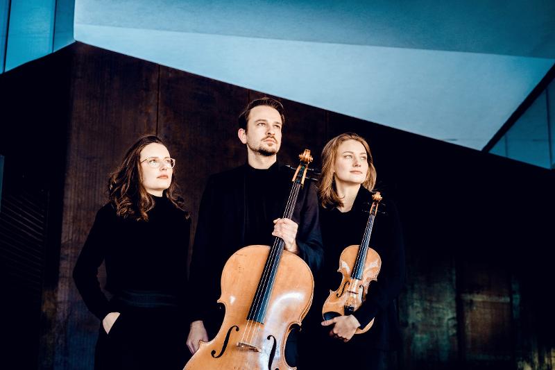 Auf dem Foto ist das Trio zu sehen