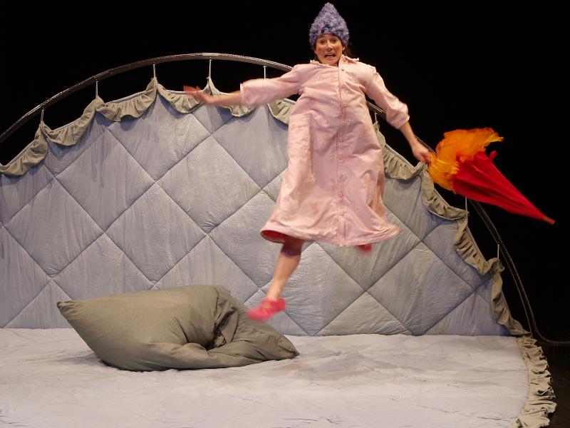 Die Schauspielerin hüpft auf einem Bett