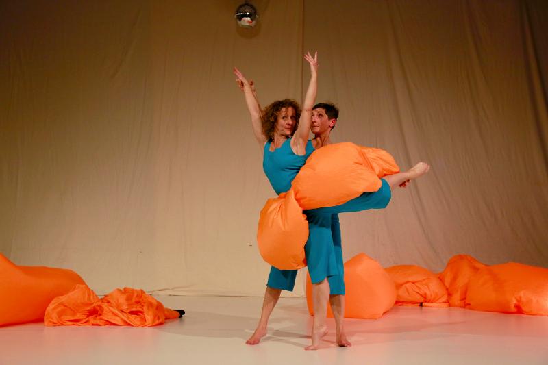 Zwei Schauspieler tanzen auf der Bühne