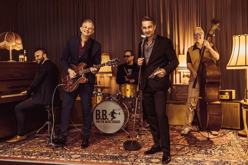 Auf dem Foto it die Band zu sehen