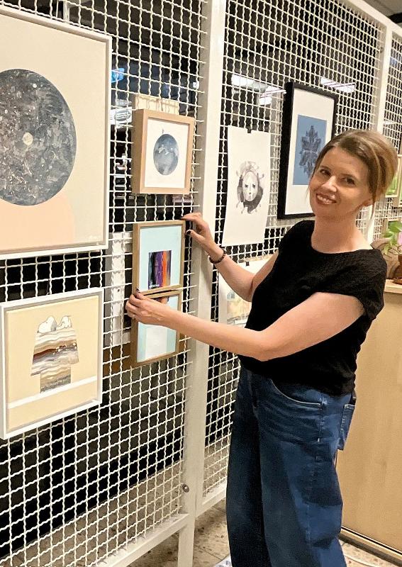 Simone Haasis beim Aufbau. Foto: Edina Tallai