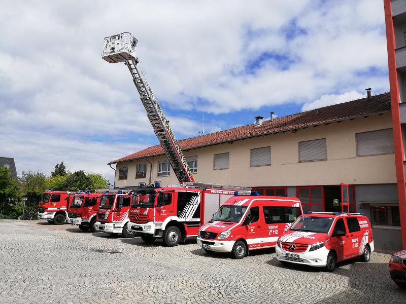 Feuerwehrautos stehen vor der Wache in Bernhausen