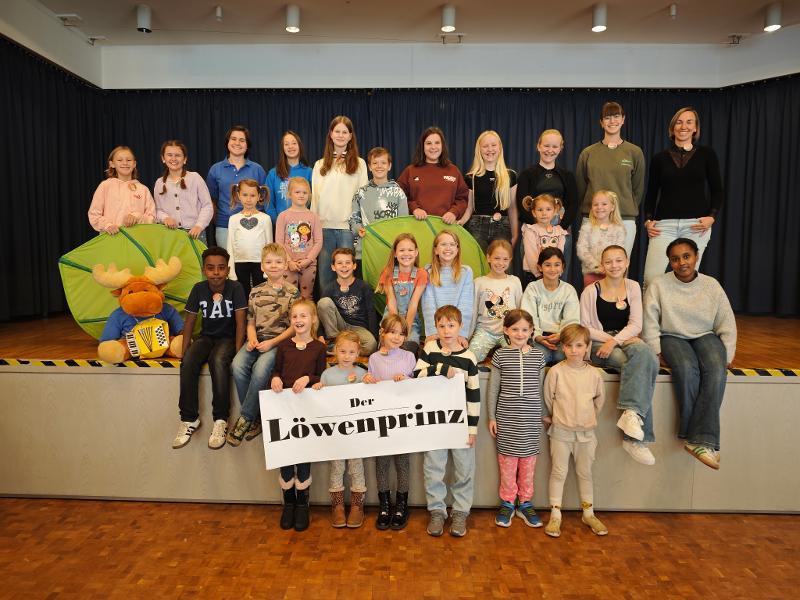 Auf dem Foto ist die Kinder-/Jugendgruppe des Theaterstücks zu sehen