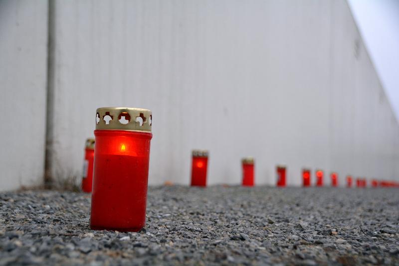 Grablicht vor der Gedenkstätte