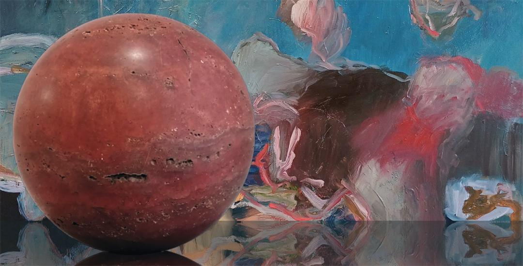 Kunst, Objekt aus Stein im Vordergrund, hinten ein ungegenständliches Gemälde
