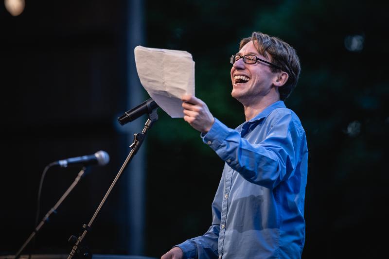 Moderator: Hank M. Flemming auf der Bühne