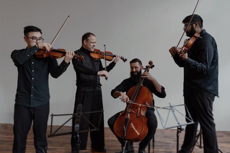 Das Quartett spielt auf dem Foto die Instrumente
