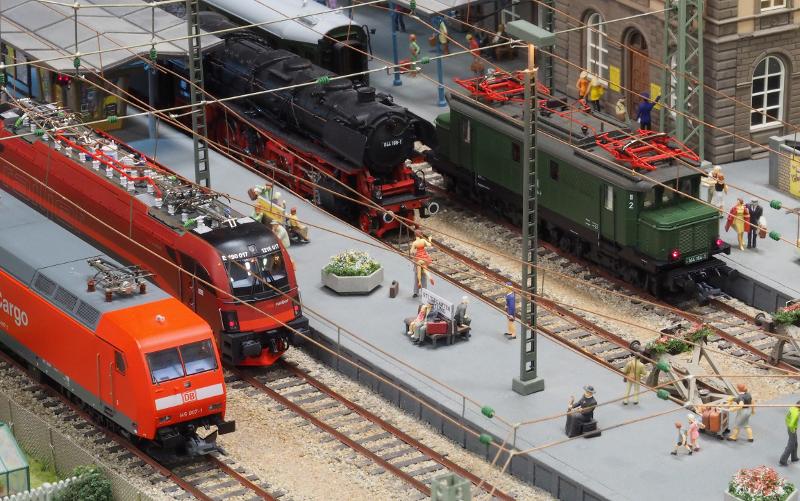Modellzüge auf einer Anlage