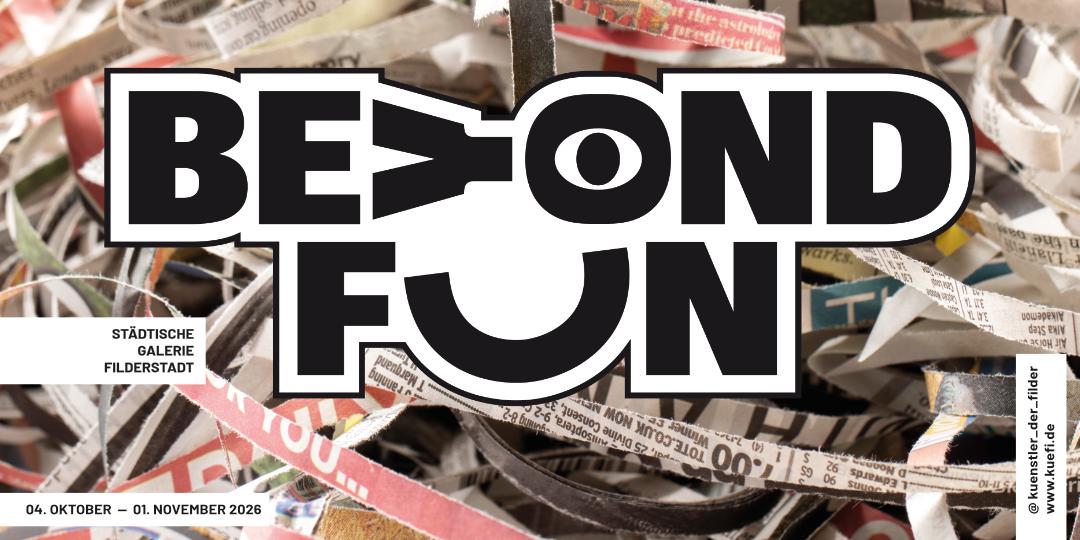 BEYOND-FUN-Logo, im Hintergrund Zeitungsschnipsel