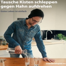 Ein Mann gießt Wasser aus einer Karafe in zwei Wassergläser