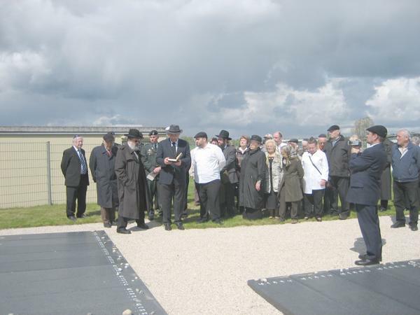 inweihung des Gräberfelds mit 34 Grabstätten im Jahr 2007, es befindet sich innerhalb des Militärgeländes.