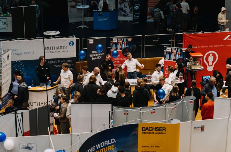 verschiedene Unternehmen präsentieren sich in der FILharmonie