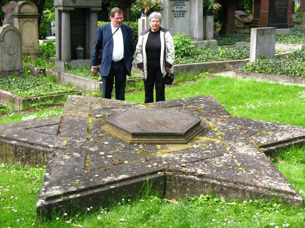 Gedenkstein auf dem Ebershaldenfriedhof in Esslingen