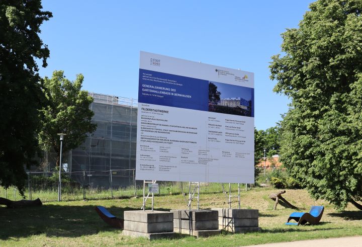Foto: Silke Köhler Hallenbad von außen, verhüllt mit Infotafel im Vordergrund