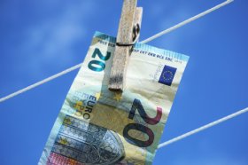 20 Euro-Schein der an einer Wäscheleine hängt