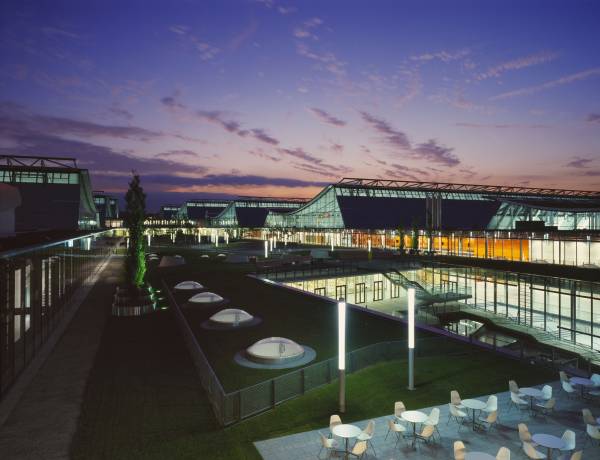 Landesmesse Stuttgart bei Abenddämmerung
