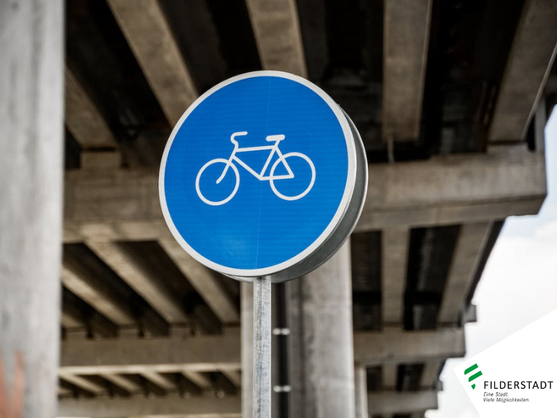 Foto: Ref013 Blaues Schild mit einem weißen Rad darauf