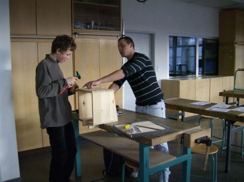 Foto: Andrea Weber Ein Igelunterschlupf wird gebaut