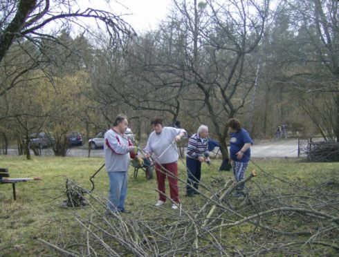 Foto: Andrea Weber Pflegekräfte und Heimbewohner beim so genannten "Krehele"-Machen.