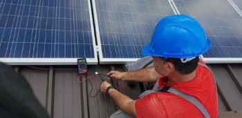 Ein Mann der eine Solaranlage montiert